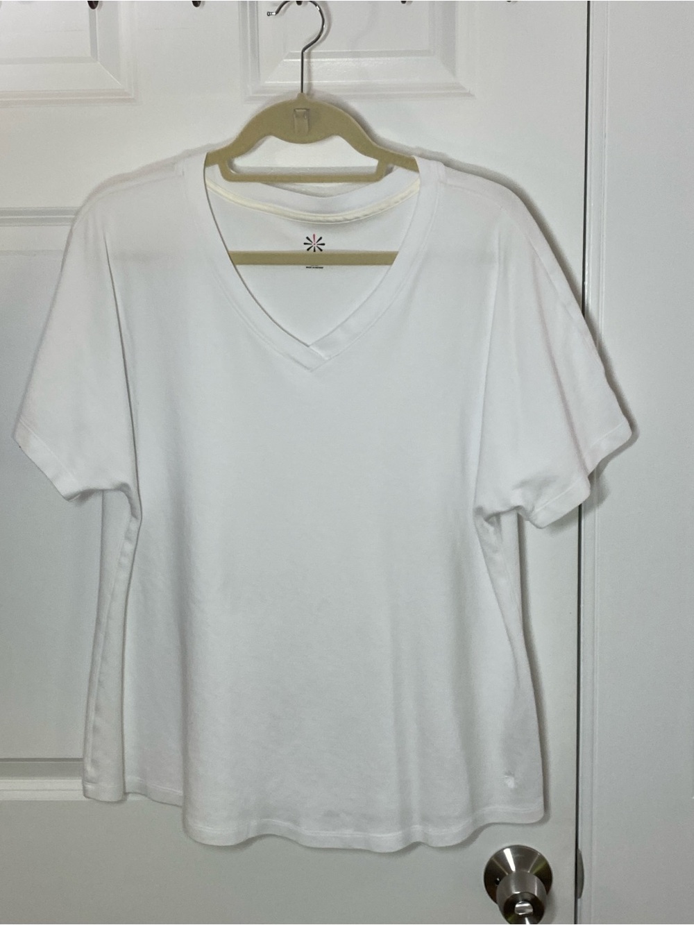 Isaac Mizrahi White V-Neck Short Sleeve Tee Size XL